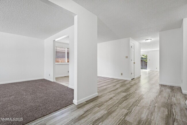 Foto del edificio - 600 Silver Lace Blvd