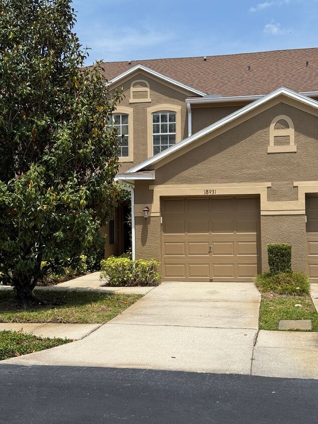 Foto principal - Spacious 2 Bedroom, 1.5 Bath Townhouse For...