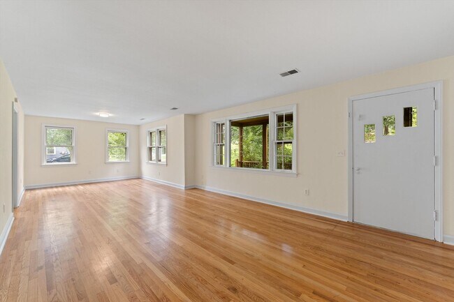 Building Photo - Amazing 4 bedroom 2.5 bathroom for rent!