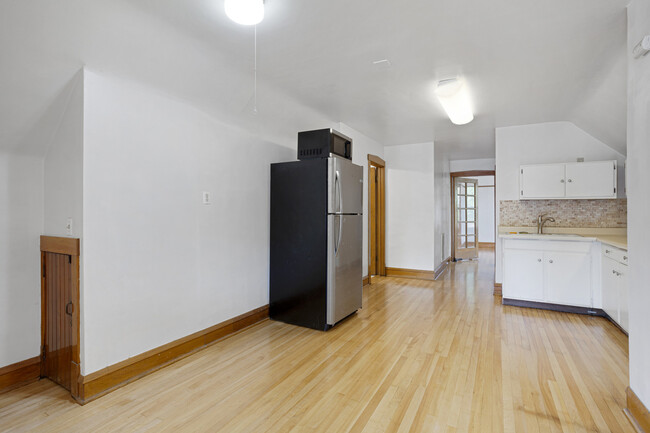 Building Photo - 4101 W Oakdale Ave