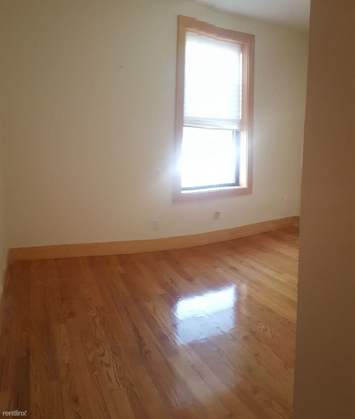 Primary Photo - 2116 Hoyt Ave S