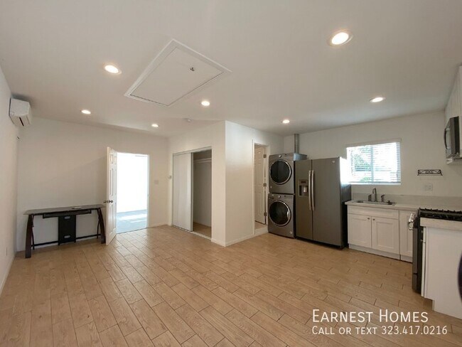 Building Photo - 4839 Tyrone Ave Sherman Oaks, CA 91423