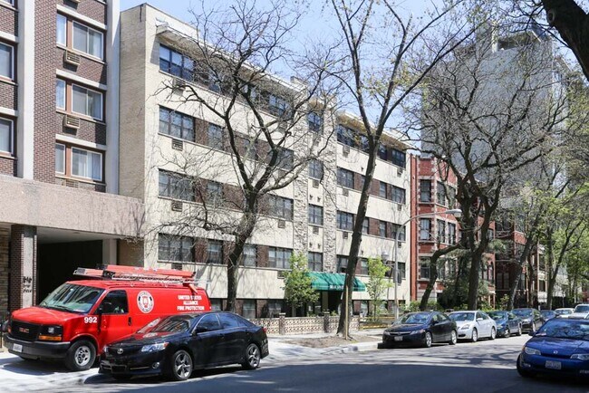 Building Photo - 515 W Briar Pl