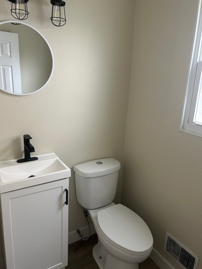 Building Photo - 2419 N 6th St