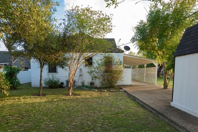 Building Photo - CHARMING 2BD/1BTH HOME ON A LARGE LOT WITH...