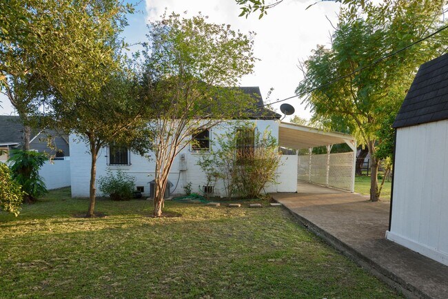 Foto del edificio - CHARMING 2BD/1BTH HOME ON A LARGE LOT WITH...
