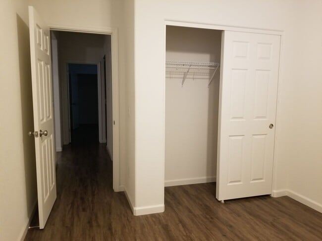 Building Photo - Beautiful Home - Like New Condition- Move in Ready