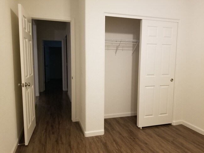 Foto del edificio - Beautiful Home - Like New Condition- Move in Ready