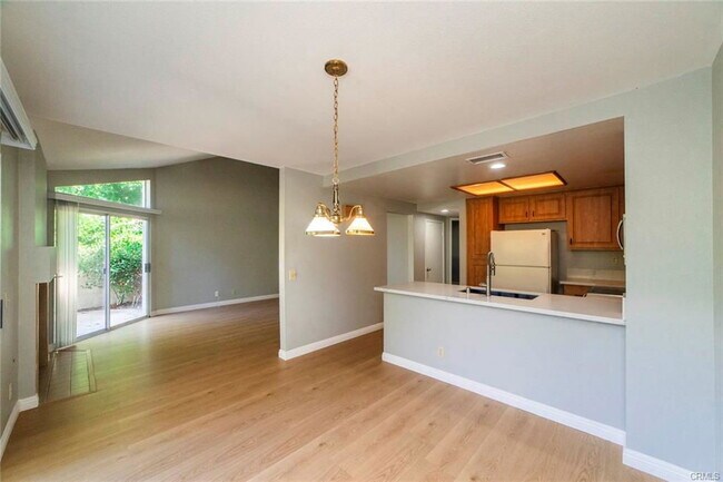 Building Photo - 293 Stanford Ct