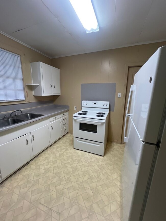 Building Photo - 1 bedroom 1 bath Duplex for lease