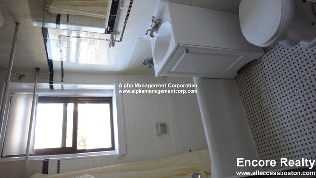 Building Photo - 349 Pleasant St