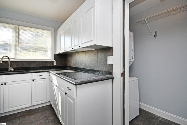 Foto del edificio - 204 Parkins Mill Rd
