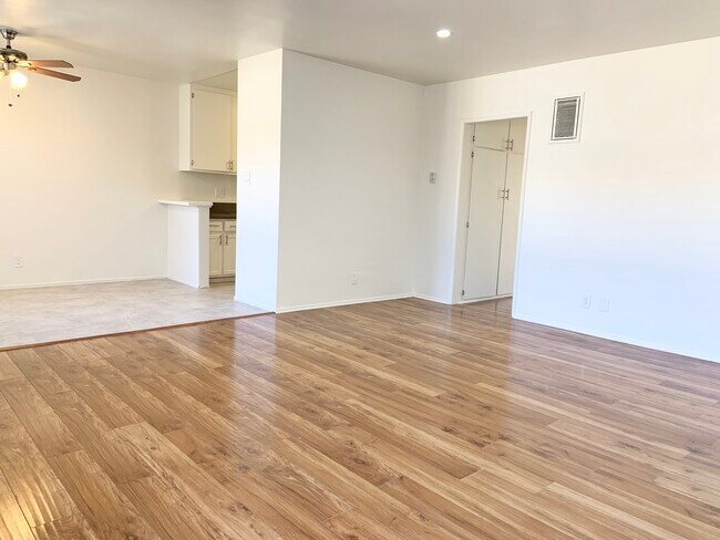 Foto del edificio - 8145 Langdon Ave