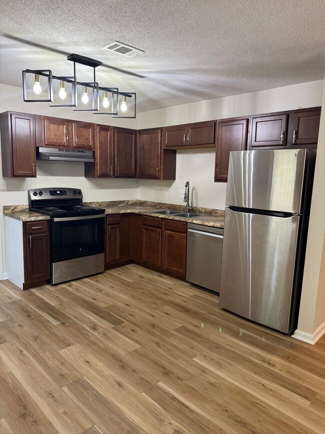 Building Photo - 706 Shady Ln Dr