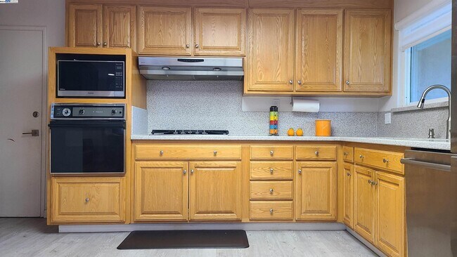 Building Photo - 40138 Besco Dr