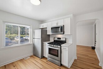 Building Photo - 206 Short Canal St