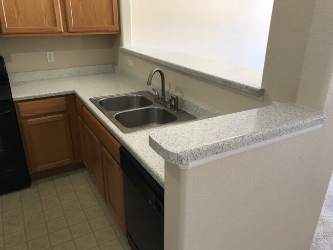 Building Photo - Beautiful 2BD/2BA Luxury Town Home! AVAIL 8/14