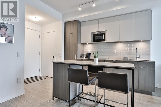 Building Photo - 215 Lakeshore Rd W