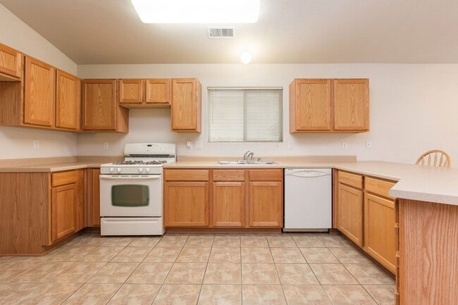 Building Photo - Nice Large Home in Sonoma Ranch—-Will go f...
