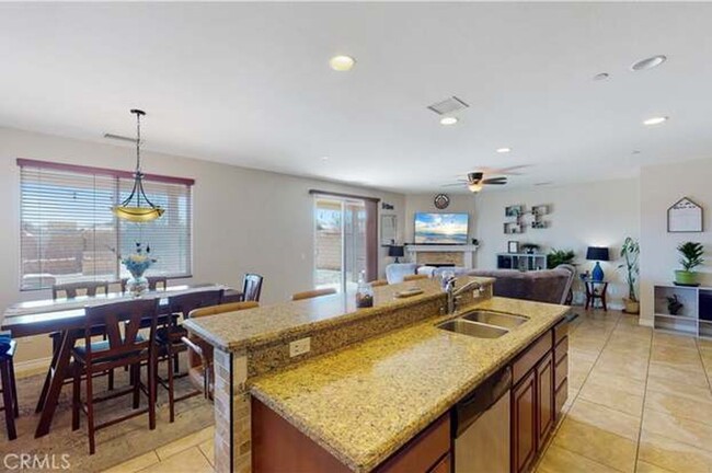 Building Photo - *Gorgeous 4-Bedroom Home in Hesperia CA!*