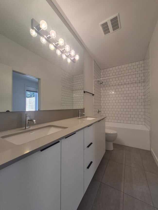 Building Photo - 2502 16A St SW