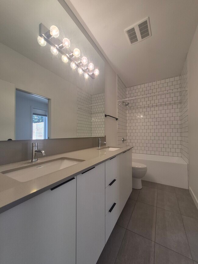 Photo du bâtiment - 2502 16A St SW