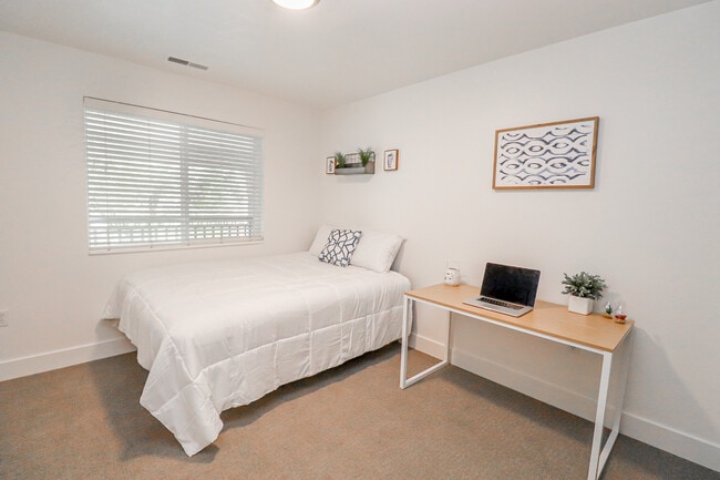 Building Photo - Fleur De Lis Apartments - Student Housing