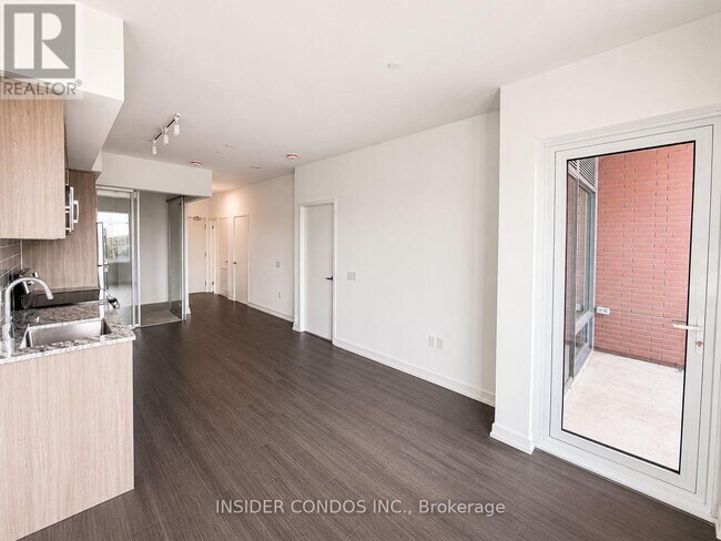 Photo du bâtiment - 4010 Eglinton Ave W