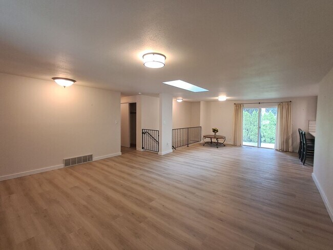 Foto del edificio - $3,200 -4 Bed / 3 Bath- Home with Fully Fe...