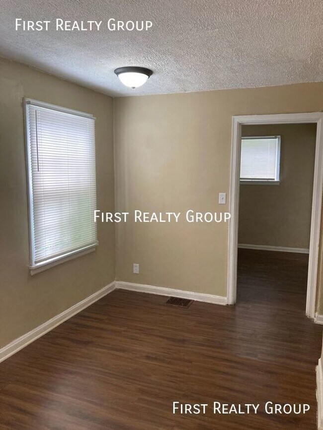 Building Photo - Recently Updated 2 Bedroom Single Family H...