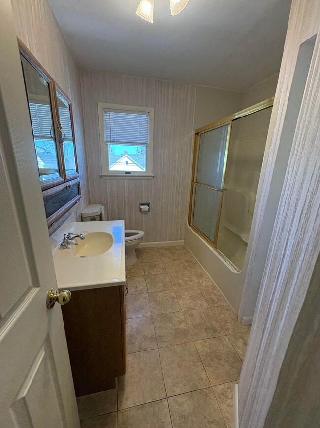 Building Photo - 89 Center Ave