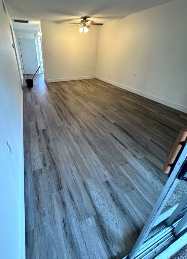 Building Photo - Condo in Youngtown!
