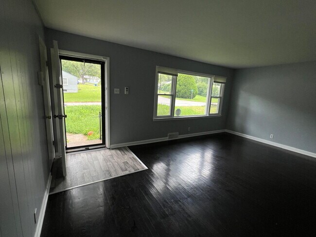 Foto del edificio - Gorgeous THREE bedroom home with one bath, AVAILABLE NOW!  Passed all inspections!  Gated back ya...