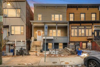 Building Photo - 37 Pearsall Ave