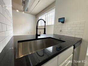 Building Photo - 320 W 7th St