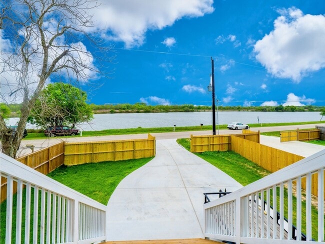 Building Photo - 4620 N Railroad Ave