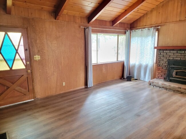Building Photo - Crestline Home