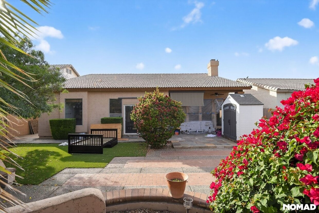 Foto principal - 971 N Santa Anna Pl