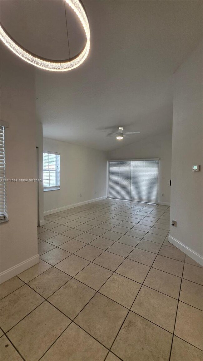 Foto del edificio - 2880 N Oakland Forest Dr