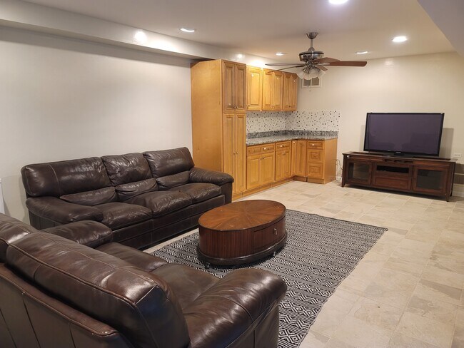 Living room - 1617 Oaklawn Ct
