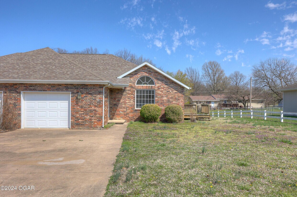 Primary Photo - 301 W Briarbrook Ln
