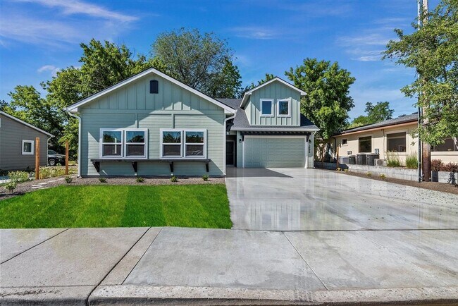 Foto del edificio - Beautifully finished 3 bedroom, 2 1/2 bath...