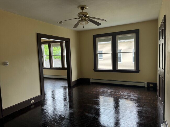 Sala de estar - 2436 E Main St