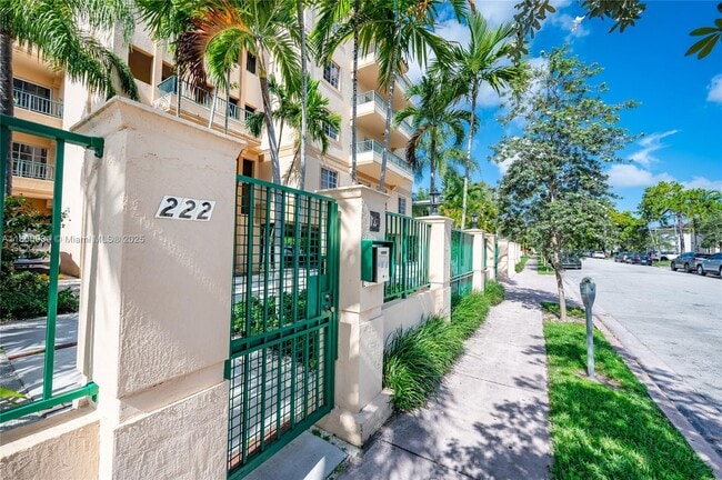 Foto del edificio - 222 Madeira Ave