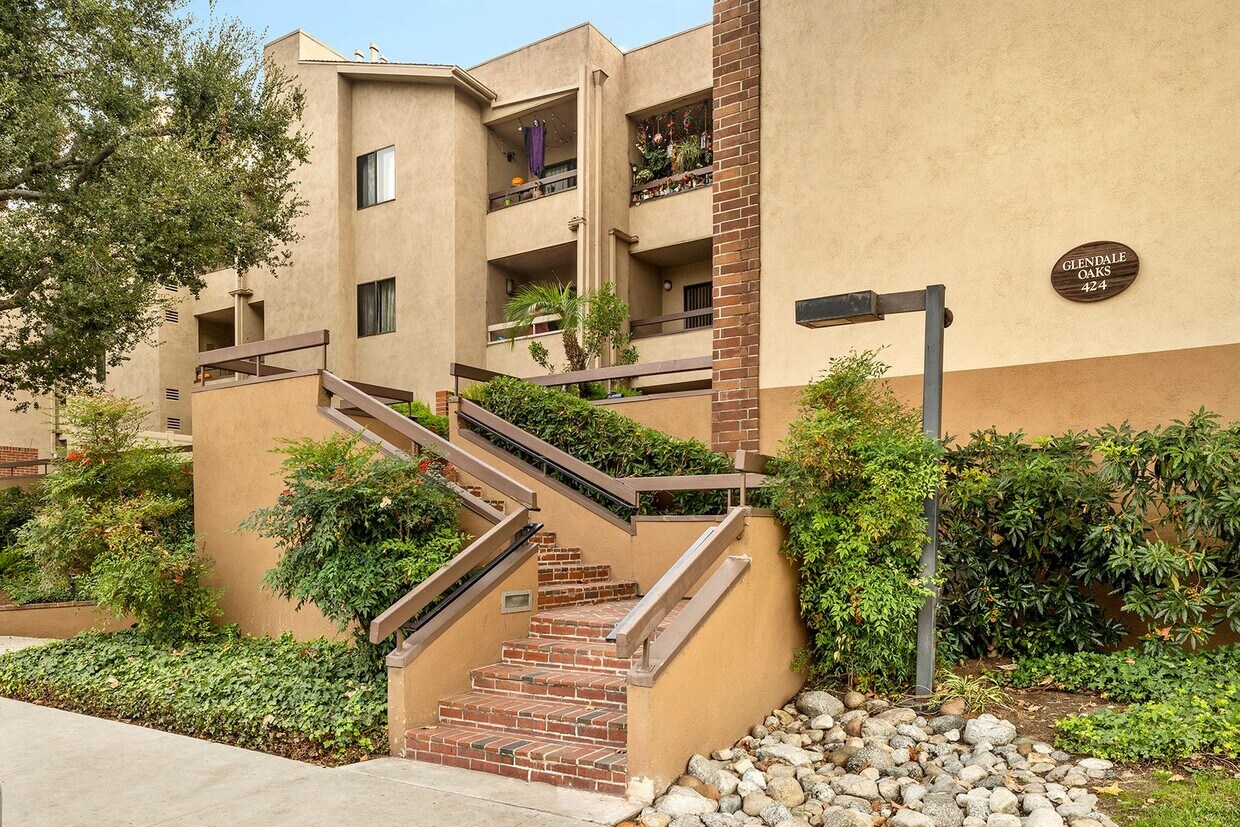 Foto principal - Updated 2 Bedroom/ 2 Bath Condo In The Hea...