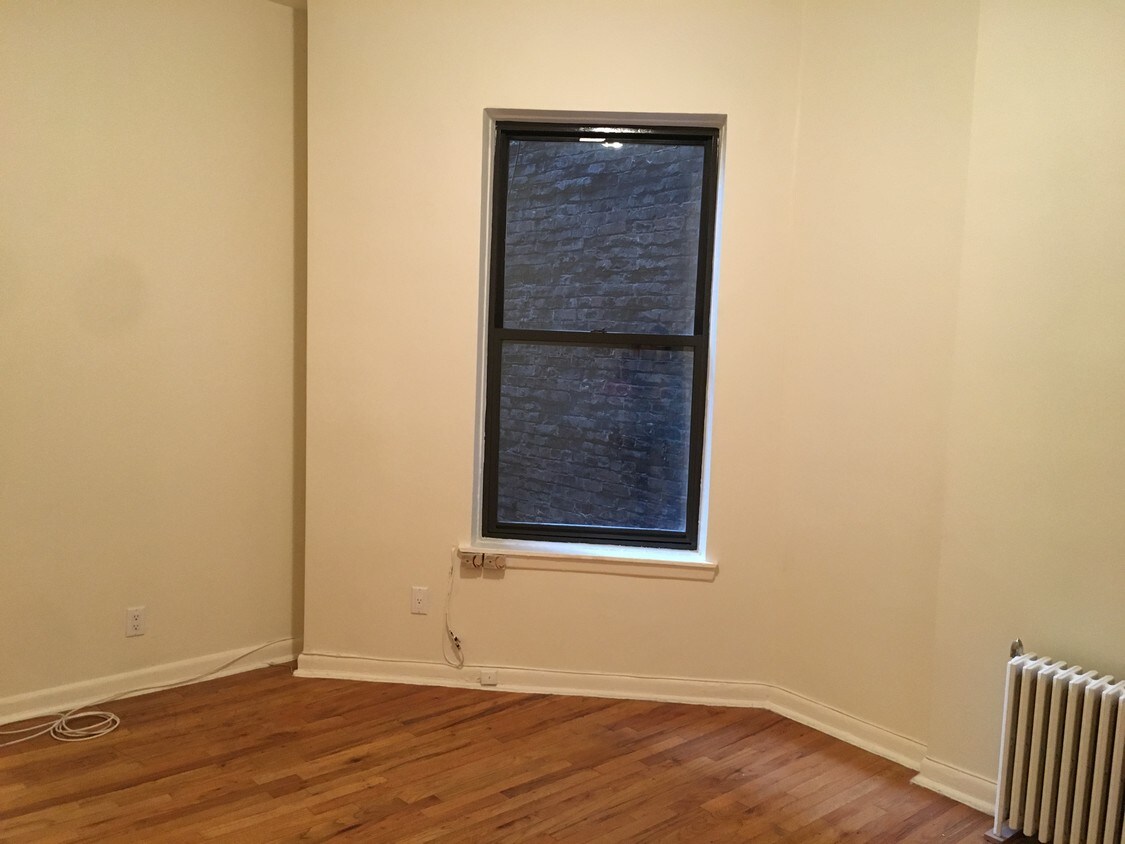 Living room - 207 W 80th St
