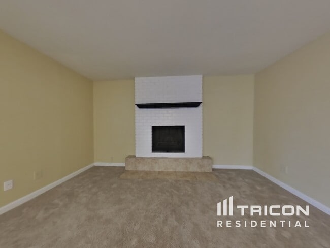Building Photo - 1507 W El Monte Pl