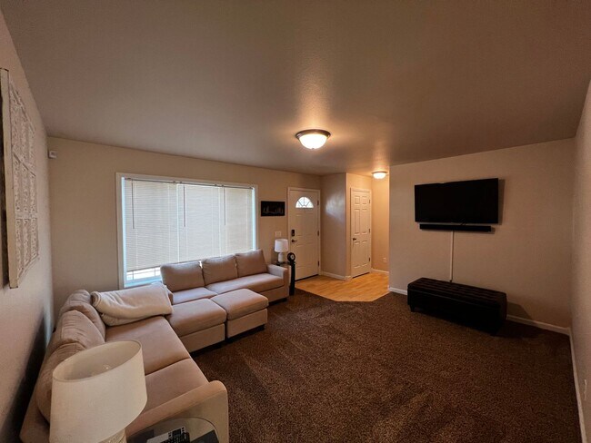 Building Photo - FURNISHED 3 bed home!