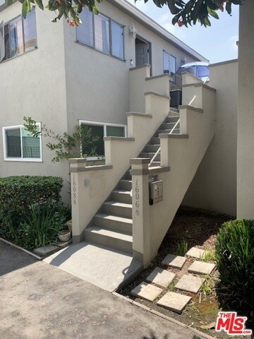 Foto del edificio - 1606 S Bundy Dr