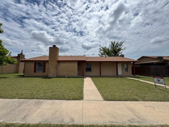 Building Photo - 2208 Hunt Dr